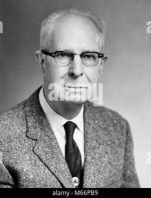 1960 PORTRAIT VON SCHWEREN GRIM, MÜRRISCH ÄLTERER Mann mit Brille mit Kamera-q 68111 CPC 001 HARS STERN ÄLTESTEN GRIMMIGE MÄNNER DÜSTERE B&W SCHWARZ UND WEISS KAUKASISCHEN ETHNIE CHARLES PHELPS CUSHING DOUR HUMORLOS AUF KAMERA ALTMODISCHE PERSONEN POKER FACE POKER-FACED NÜCHTERN STEIN STEIN - GEGENÜBERGESTELLT MÜRRISCH Stockfoto