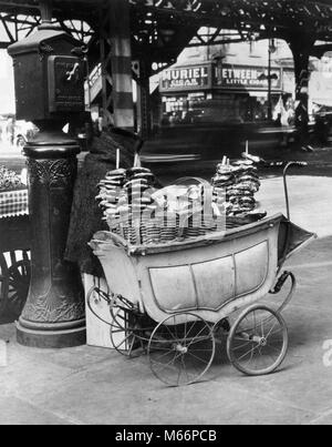 1930er Jahre DEPRESSION SZENE VON BREZEL ANBIETER WARENKORB AUS DEM KINDERWAGEN NEBEN FEUER ALARM" NEW YORK CITY USA-q 73266 CPC 001 HARS ARMEN RÄDER AMERICANA NOSTALGIE DOWNTOWN HISTORIC BEFÖRDERUNG DISASTER BERUF ANBIETER VERKAUFEN RAUCHER TABAK ARCHIVIERUNG KUNDENSERVICE SNACK FOOD SMOKEY SYMBOLIK NIEMAND INNOVATION BESCHÄFTIGUNG RAUCHER SMALL BUSINESS STILL LIFE WIRTSCHAFTLICHE ERHÖHTEN UNTERNEHMER METROPOLITAN KINDERWAGEN BREZEL WERBEN SYMBOLISCHE VERZWEIFLUNG MERCHANDISE MERCHANDISING SCHUBKARRE REZESSION UNTERFÜHRUNG B&W SCHLECHTE ZEIT SCHWARZ UND WEISS KINDERWAGEN KUTSCHEN VERZWEIFELTE WIRTSCHAFT FEUERALARM große Depression Stockfoto