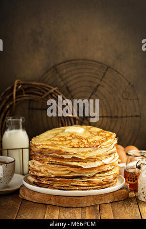 Große Stapel von hausgemachten Crepes oder dünne Crepes Stockfoto