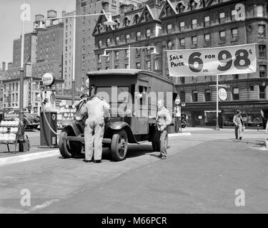 1930er Jahre LKW TANKEN Esso-tankstelle WERBUNG 6 Gallonen für 98 Cent am Broadway und 68th Street NEW YORK CITY USA-q 73971 CPC 001 HARS STÄDTE PREISE FAHRZEUGE NEW YORK CITY KLEINE GRUPPE VON MENSCHEN BROADWAY Gallonen Benzin 6 GALLONE 68 TH 98 98¢ B&W BIG APPLE SCHWARZ UND WEISS CENT fossiler Brennstoff BERUFE ALTMODISCHE UPPER WEST SIDE Stockfoto