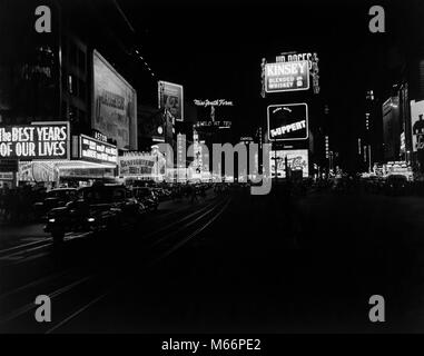 1940 TIMES SQUARE BEI NACHT BROADWAY 45 TH STREET ca. 1947 NEON MARKISEN KINOS TAXIS MANHATTAN NYC USA-r 1003 HAR 001 HARS CA. MARKISEN TAXIS THEATER 45 TH B&W BIG APPLE SCHWARZ UND WEISS GROSSE WEISSE WEISE ALTMODISCH, die besten Jahre unseres Lebens Stockfoto