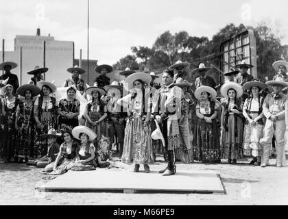 1930s GRUPPE DER MENSCHEN, DIE TRADITIONELLE CHARRO COWBOY UND CHINA POBLANA KOSTÜME MEXIKO-r 11449 HAR 001 HARS MITEINANDER AUGENKONTAKT 20-25 Jahre 25-30 Jahre 30-35 Jahre MEXIKO GLÜCK ABENTEUER STILE UND SOMBRERO AUFREGUNG TRADITION 18-19 JAHRE MODE KULTUR GROSSE GRUPPE VON MENSCHEN MÄNNER Mitte - Mitte - erwachsenen Mann Mitte der erwachsenen Frau junger erwachsener Mann JUNGEN ERWACHSENEN FRAU B&W SCHWARZ UND WEISS CHARRO CHINA POBLANA AUF KAMERA ALTMODISCHE PERSONEN POBLANA Stockfoto