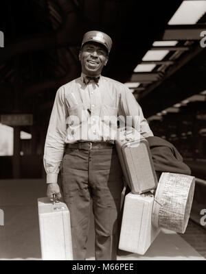 1930er Jahre 1940er lächelnd AFRICAN AMERICAN MAN railroad passenger train rote Kappe PORTER MIT GEPÄCK & Koffer Suchen bei CAMERA-r 11973 HAR 001 HARS GROWN-UP IM INNENBEREICH TRANSPORT NOSTALGIE AUGENKONTAKT 25-30 Jahre 30-35 JAHRE SKILL BERUF PLATTFORM FÄHIGKEITEN FRÖHLICHE STÄRKE KUNDENSERVICE afrikanische Amerikaner, AFRICAN-AMERICAN ETHNISCHEN SCHWARZ ANLASS afro-amerikanische SCHWARZ ETHNIZITÄT afrikanische Amerikaner afrikanische amerikanische Unterstützung LÄCHELT FRÖHLICH EISENBAHNEN MÄNNER Mitte - Mitte - ERWACHSENEN MANN PORTER RED CAP B&W BAGGAGE HANDLER SCHWARZ UND WEISS AUF KAMERA BERUFE ALTMODISCHE PERSONENBAHNHOF PERSONEN Stockfoto