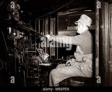 1920er Jahre 1930er Jahre 1940er Jahre PROFIL MANN TRAIN ENGINEER BEI KONTROLLEN IN LOKOMOTIVE CAB VON EISENBAHN DAMPFLOK-r 13701 BAU 001 HARS NOSTALGIE 30-35 Jahre 35-40 JAHRE SKILL BERUF FÄHIGKEITEN STÄRKE MUT WISSEN KRAFTVOLLEN EREIGNIS STOLZ BEHÖRDE LOKOMOTIVE STEUERT EISENBAHNEN DAMPFLOK KOPF-WARE MÄNNER MITTE nach Mitte nach MAN-B&W SCHWARZ UND WEISS KAUKASISCHEN ETHNIE OVERALLS BERUFE ALTMODISCHE PERSONEN RAILROADER Stockfoto