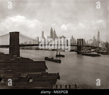 1940s 1950s NEW YORK SKYLINE VON NEW YORK CITY UND BROOKLYN BRIDGE aus Brooklyn - r4119 HAR 001 HARS EAST RIVER FINANCIAL DISTRICT ALTMODISCHE HOCHHÄUSER TÜRME SUSPENSION BRIDGE Stockfoto