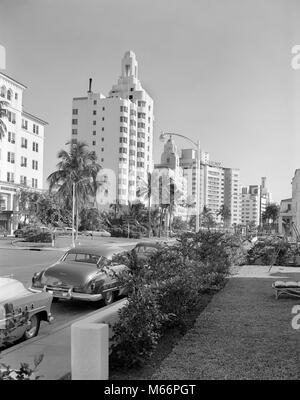 1950 s SACHSEN UND SAN SOUCI HOTELS SIND SICHTBAR die Collins Avenue MIAMI BEACH FLORIDA USA-r 5363 HAR 001 HARS SACHSEN Stockfoto