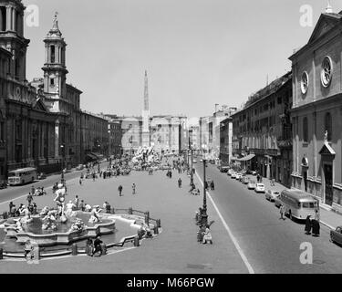 1950s 1960s PIAZZA NAVONA BLICK AUF MARKTPLATZ MIT BRUNNEN ROM ITALIEN - r 5647 Mai 001 HARS ROM Stockfoto