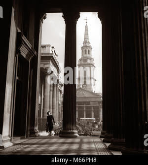 1930er Jahre anonyme SILHOUETTE FRAU WANDERN KOLONNADE ST. MARTINS IM BEREICH KIRCHE LONDON ENGLAND - r 7521 HAR 001 HARS HISTORISCHEN ERFOLG GLÜCK ABENTEUER SILHOUETTED SPALTE AUFREGUNG WISSEN FREIZEIT TOURISTISCHE RICHTUNG SPALTEN URLAUB TOURISTEN, ST. Ferien Besuch anonym REISEN EUROPA REISENDEN architektonisches Detail Mitte nach Mitte der erwachsenen Frau RESORTS B&W SCHWARZE UND WEISSE HAUPTSTADT KOLONNADE FRAUEN] MARTINS ALTMODISCHE PERSONEN ST. MARTINS IM FELD Stockfoto