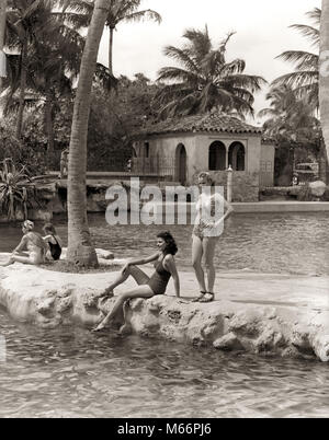 1930er Jahre 1940er Jahre 2 FRAUEN BADEANZÜGE SANDALEN VON RAND, Venetian Pool, Coral Gables, Florida - s 1241 HAR 001 HARS UNITED STATES KOPIE RAUM FREUNDSCHAFT IN VOLLER LÄNGE DAMEN GROWN-UP VEREINIGTE STAATEN VON AMERIKA NOSTALGIE NORDAMERIKA ZWEISAMKEIT 20-25 JAHRE NORTH AMERICAN POOL ABENTEUER FREIZEIT STILE Freizeit Erholung am Wasser SÜDOSTEN 18-19 JAHRE SÜDLICHEN MODEN OSTKÜSTE POOL FL POOL SANDALEN JUNGEN ERWACHSENEN FRAU B&W SCHWARZ UND WEISS KAUKASISCHEN ETHNIE CORAL GABLES ALTMODISCHE PERSONEN ZWEI PERSONEN MIT ANDEREN VENETIAN POOL Stockfoto