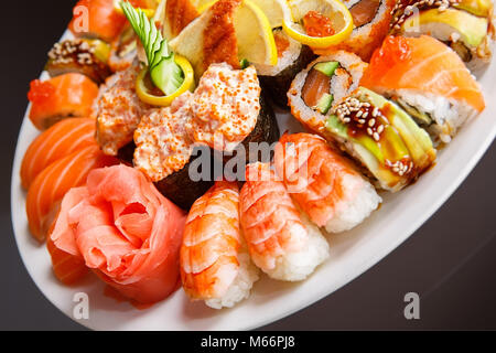 Maki, Uramaki und Nigiri Sushi in Weiß Teller Nahaufnahme Stockfoto