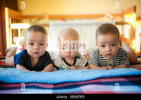 Portrait von Neugeborenen Drillinge Liegen im Bett Stockfoto