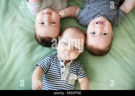 Portrait von Neugeborenen Drillinge Liegen im Bett Stockfoto