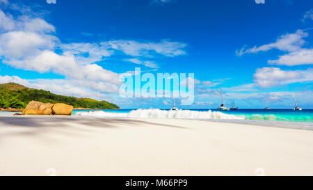 Unglaublich schönes Paradies Strand. weißer Sand, türkises Wasser, Palmen am tropischen Strand Anse Lazio, Praslin, Seychellen Stockfoto