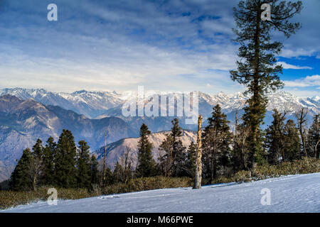 Trekking im Winter auf Himalaya, Kedarkantha Gipfel, Sankari, Nordindien. Uttarakhand. Stockfoto