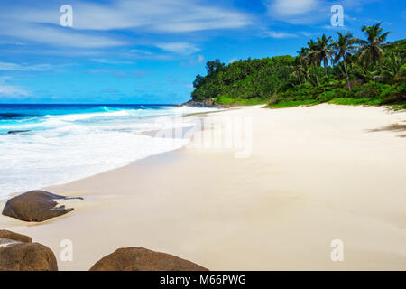 Malerisch schöne Paradise Beach Anse Bazarca auf Mahé. weißer Sand, türkises Wasser, Palmen, Granitfelsen, Seychellen Stockfoto