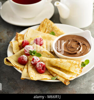 Crepes mit Himbeeren und Schokoladensauce Stockfoto