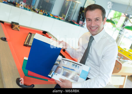 Verkäufer, die Farboptionen für Billardtisch Stockfoto