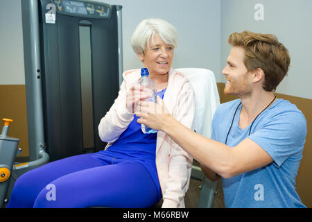 Ältere Frau nach dem Training im Fitnessraum Stockfoto