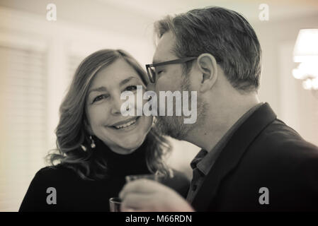 Mann Frau zu Küssen auf die Wange am Hochzeitstag zu Hause Stockfoto
