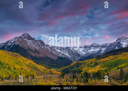 Dämmerung, Sonnenuntergang, Aspen, Mount Sneffels, Dallas Divide, Uncompahgre National Forest, Colorado. psd Stockfoto