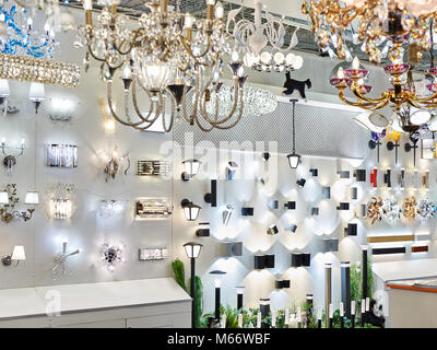 Abteilung der Laternen, Lichter, Lampen und Leuchtern im Store. Stockfoto
