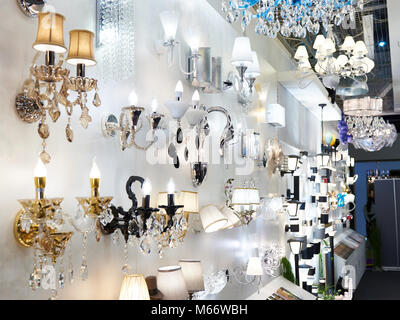 Abteilung von Leuchten, Lampen und Leuchter im Store. Stockfoto