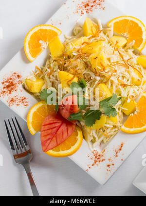 Mango Salat indisches Essen essen mit frisch geschnittenen Orangen verchromt mit Gabel oben Ansicht von oben fotografiert. Stockfoto