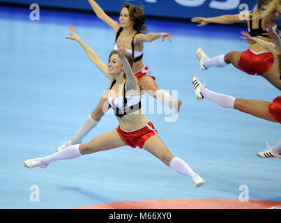 CRACOV, Polen - Januar 17, 2016: Männer EHF European Handball Federation EURO 2016 Krakau Polen Mazedonien Tauron Arena o/p: Cheerleaders Stockfoto