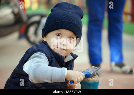 Junge von zwei Jahre alt ist, die in der Sandbox. Nahaufnahme Stockfoto