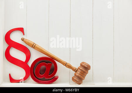 Medienrecht Beratung mit E-Mail Symbol und Richter Hammer Stockfoto