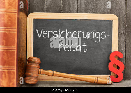 Deutsche Wort Versicherungsrecht (Insurance law) als Konzept auf der Tafel mit rechtlichen Symbole Stockfoto