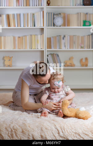 Junge Mutter mit ihrem ein Jahr alte Tochter. Nahaufnahme Stockfoto