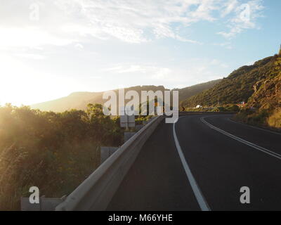 Schönen Sonnenuntergang, während entlang der Great Ocean Road in Australien fahren. Die goldene Stunde die Felsen sehen aus wie echtes Gold. Auf dem Weg nach Melbourne. Stockfoto