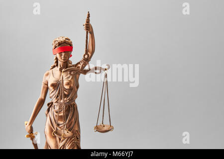 Justitia Statue in Bronze mit rot Augenbinde als Gerechtigkeit Konzept Stockfoto