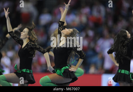 CRACOV, Polen - Januar 23, 2016: Männer EHF European Handball Federation EURO 2016 Krakau Tauron Arena Frankreich - Kroatien o/p: Cheerleaders Stockfoto