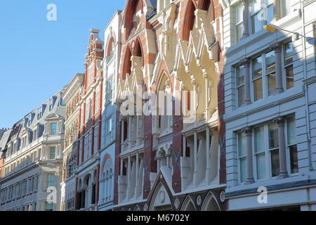 LONDON, UK, 25. Februar 2018: die bunten Fassaden der Gebäude auf eastcheap Street im Finanzdistrikt der Stadt London Stockfoto