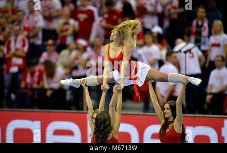 CRACOV, Polen - 27 Januar, 2016: Männer EHF European Handball Federation EURO 2016 Tauron Arena Krakau Polen Kroatien o/p: Cheerleaders Stockfoto