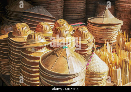 Traditionelle Hüte aus Bambus und Rattan auf Verkauf in Pyin Oo Lwin Markt, Myanmar. Stockfoto