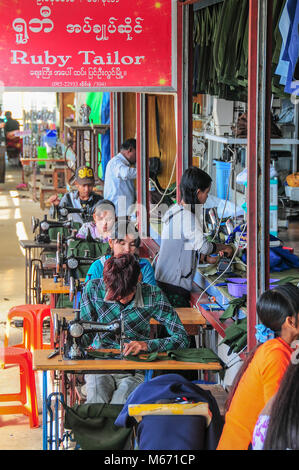 Pyin Oo Lwin, Shan Staat, Myanmar - 18. November 2014. Schneider nähen Kleidung bei Schneider's Shop in Pyin Oo Lwin, Myanmar. Stockfoto