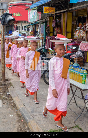 Pyin Oo Lwin, Shan Staat, Myanmar - 8. Juni 2017. Junge Nonnen balancing Fächer auf ihre Köpfe in der zentralen Pyin Oo Lwin. Stockfoto