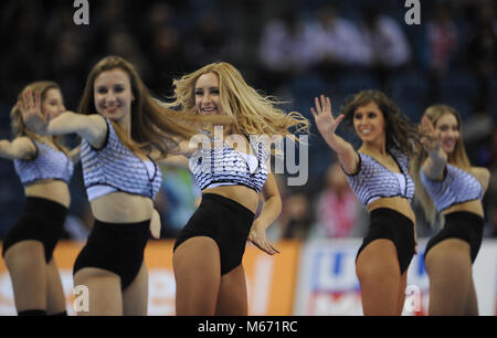 CRACOV, Polen - Januar 29, 2016: Männer EHF European Handball Federation EURO 2016 Krakau Tauron Arena Spanien Kroatien o/p: Cheerleaders Stockfoto