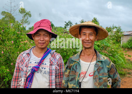 Pyin Oo Lwin, Shan Staat - 11. Juni 2017. Lokale Landwirte machen Sie eine Pause von der Arbeit auf den Feldern. Stockfoto