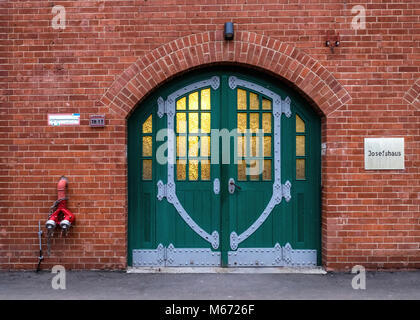 Berlin, Mitte, St. Hedwigs Krankenhaus. Vorderhaus, Joseph Haus detail, Holz und Metall gewölbten Tür Stockfoto