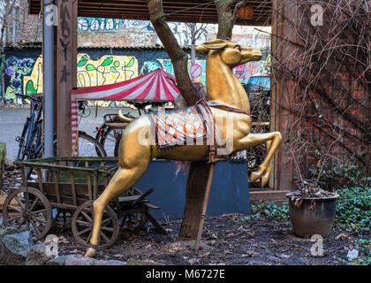 Golden springenden Hirsch schmückt Garten im Innenhof des Appartement Gebäude in Berlin. Stockfoto