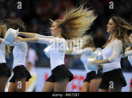 CRACOV, Polen - Januar 29, 2016: Männer EHF European Handball Federation EURO 2016 Krakau Tauron Arena Deutschland Norwegen o/p: Cheerleaders Stockfoto