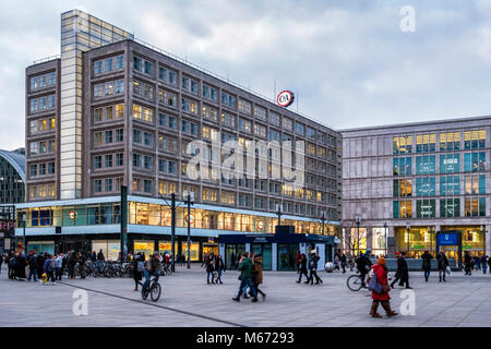 Berlin, Mitte, Alexanderplatz. C&A-Store im Bauhausgebäude, Polizeistation, Galeria Kaufhof, U-Bahn Eingang & Menschen. Stockfoto