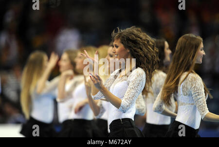 CRACOV, Polen - Januar 29, 2016: Männer EHF European Handball Federation EURO 2016 Krakau Tauron Arena Deutschland Norwegen o/p: Cheerleaders Stockfoto