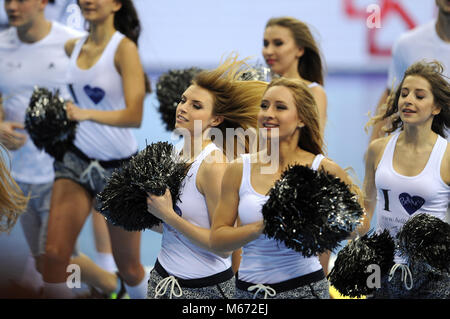 CRACOV, Polen - Januar 29, 2016: Männer EHF European Handball Federation EURO 2016 Krakau Tauron Arena Deutschland Norwegen o/p: Cheerleaders Stockfoto