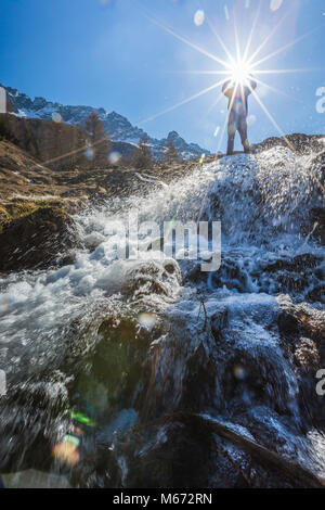 Sunburst am Lake Creek, Entova Alp, malenco Tal, Provinz von Sondrio, Valtellina, Lombardei, Italien Stockfoto