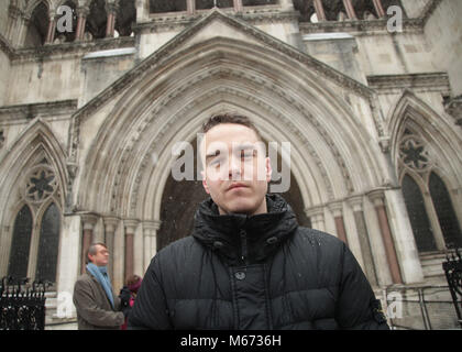 Georgina Challen's Sohn, David Challen außerhalb der Royal Courts of Justice, London protestiert, als Georgina Challen, Wissen als Sally, die ihren Mann zu Tode geprügelt, mit einem Hammer startet ein Berufungsgericht Angebot ihr Mord überzeugung 2011 in Frage zu stellen. Stockfoto